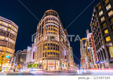 日本の東京都市景観 12月。「三越前駅」前の日本橋三越や日本橋北詰の交差点などを望む＝24日 121567105