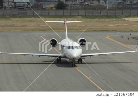 山形空港 小型旅客機のタキシング Plane Taxing in Yamagata Airport 121567504
