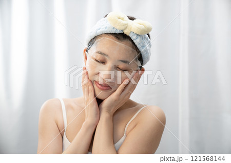 パックをする女性 パックをする女性 121568144