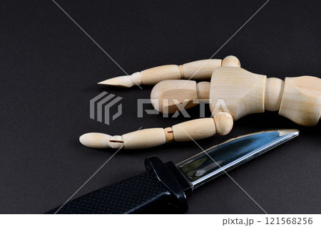 おもちゃのナイフと人形で殺人事件のイメージ 121568256