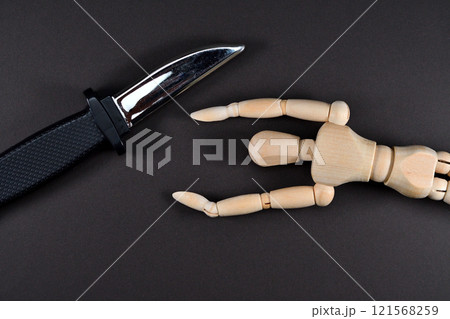 おもちゃのナイフと人形で殺人事件のイメージ おもちゃのナイフと人形で殺人事件のイメージ 121568259