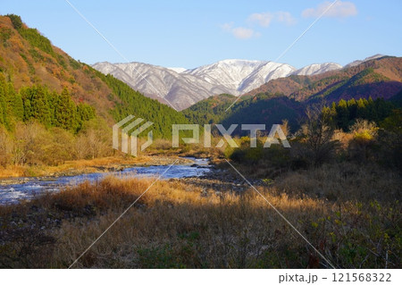 初冬の冠雪した能郷白山と根尾川 121568322
