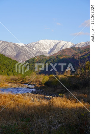 初冬の冠雪した能郷白山と根尾川 121568324