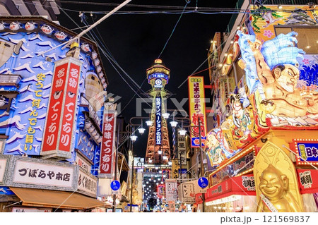 大阪府、通天閣と新世界の夜景 121569837