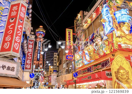 大阪府、通天閣と新世界の夜景 121569839