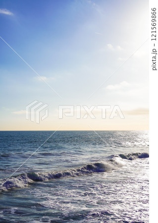 早朝、日の出に輝く海面　縦素材 121569866
