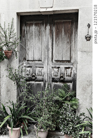 Old wooden door of a house in the village of Valldemossa Mallorca Balearic Islands Spain. Black and white effect 121570218