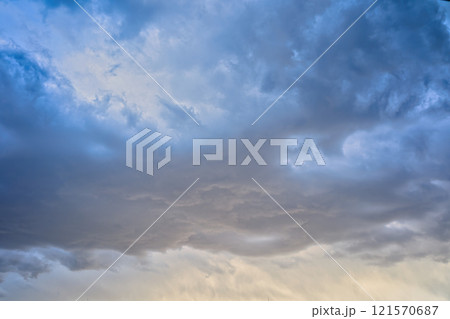 暗雲垂れ込む空模様 121570687