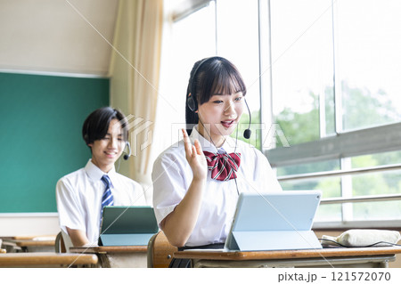 オンライン英会話　授業　教室　男女　高校　中学校　ICT 121572070
