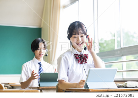 オンライン英会話　授業　教室　男女　高校　中学校　ICT 121572093