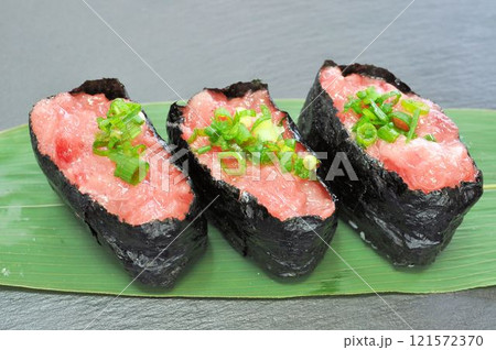中落ちマグロの軍艦巻き 中落ちマグロの軍艦巻き 121572370