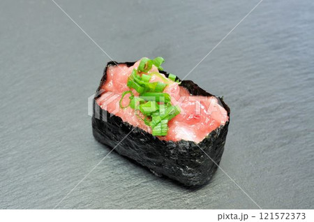 マグロ中落ちのお寿司 マグロ中落ちのお寿司 121572373