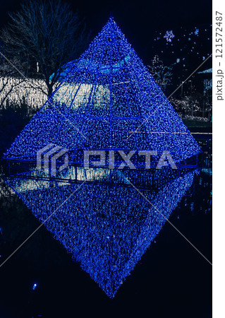 ピラミッド型のイルミネーション 121572487