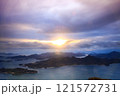 広島県三原市の竜王山展望台からの眺望　冬の瀬戸内海の日の出 121572731