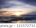 広島県三原市の竜王山展望台からの眺望　冬の瀬戸内海の日の出 121572732
