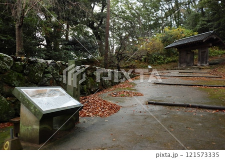 浜田城址の浜田県庁の門（島根県 浜田市） 121573335