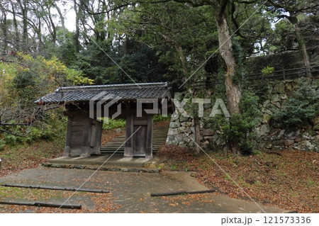 浜田城址の浜田県庁の門（島根県 浜田市） 121573336