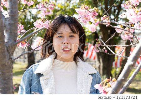 花見をしている女性ポートレート 121573721