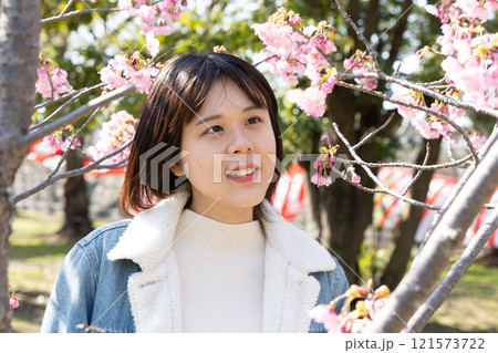 花見をしている女性ポートレート 121573722