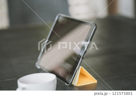 タブレット端末とティーカップ 121573801