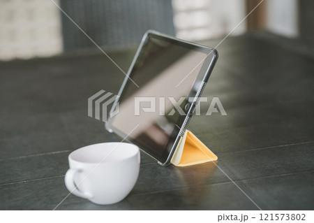 タブレット端末とティーカップ 121573802