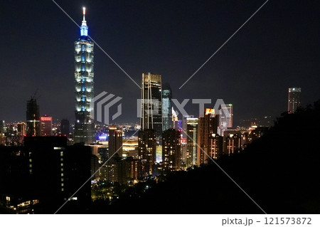 都市の風景・夜景「象山からの台北市街地を臨む」 121573872