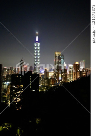 都市の風景・夜景「象山からの台北市街地を臨む」 121573875