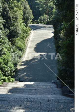 伏見桃山御陵の長い石段(京都市伏見区) 伏見桃山御陵の長い石段(京都市伏見区) 121573876