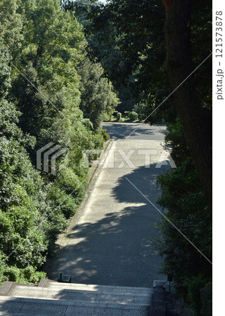 伏見桃山御陵の長い石段(京都市伏見区) 121573878