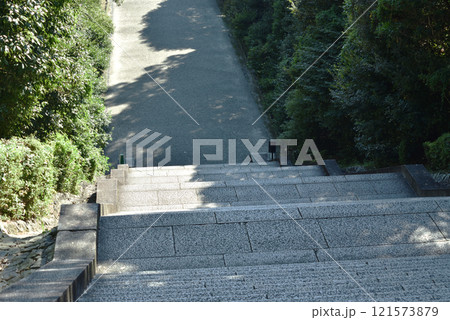 伏見桃山御陵の長い石段(京都市伏見区) 121573879
