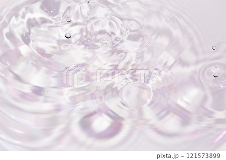 水面に落ちる水滴. 121573899