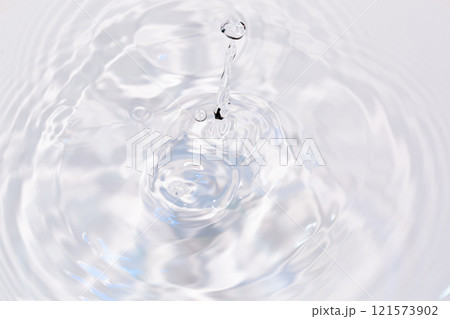 水面に落ちる水滴. 121573902