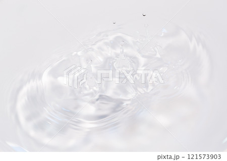 水面に落ちる水滴. 121573903