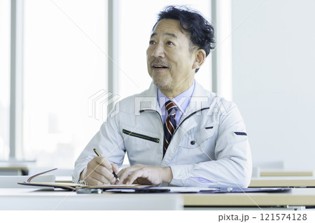 セミナーを受ける作業服のミドルエイジの男性　撮影協力：学校法人電波学園 東京電子專門学校 121574128