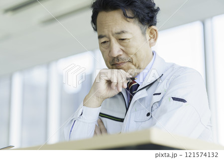 セミナーを受ける作業服のミドルエイジの男性　撮影協力：学校法人電波学園 東京電子專門学校 121574132