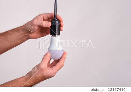 Replacing the lamp in the lamp. 121574164