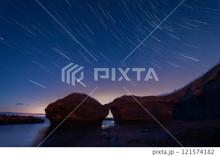 めがね岩に輝く星の光跡 121574182