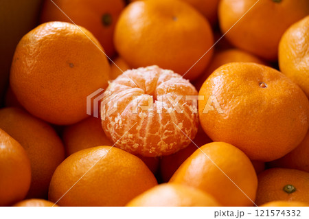 皮をむいたみかん 121574332