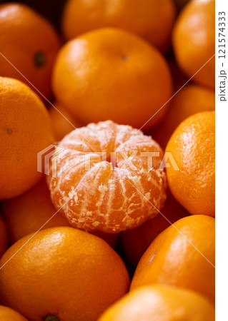皮をむいたみかん 121574333