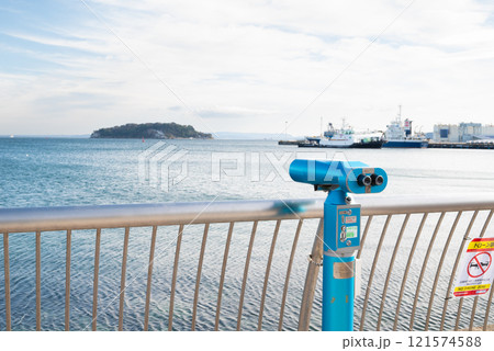 横須賀、三笠公園から望む猿島 121574588