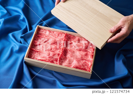 すき焼き用牛肉 国産和牛肩ロース薄切り すき焼き用牛肉 国産和牛肩ロース薄切り 121574734