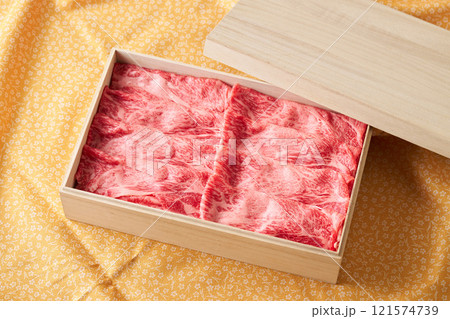 すき焼き用牛肉 国産和牛肩ロース薄切り すき焼き用牛肉 国産和牛肩ロース薄切り 121574739