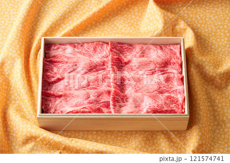 すき焼き用牛肉 国産和牛肩ロース薄切り すき焼き用牛肉 国産和牛肩ロース薄切り 121574741