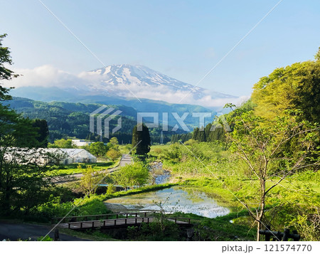 新緑に包まれた鳥海山 新緑に包まれた鳥海山 121574770