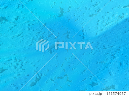 3D風エンボス調の半透明な岩肌陰影模様が透過する青い背景。 121574957
