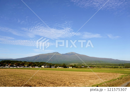 秋の収穫を終えた畑と鳥海山 秋の収穫を終えた畑と鳥海山 121575307