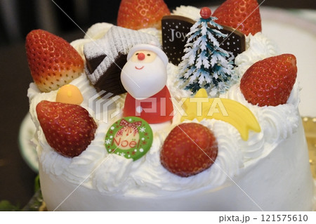 いちごとサンタクロースで飾られたクリスマスホールケーキ いちごとサンタクロースで飾られたクリスマスホールケーキ 121575610