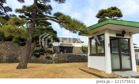 皇居の坂下門 皇居の坂下門 121575611
