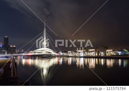 Night view of the beautiful Dagang Bridge (Great Harbor Bridge) connecting Pier-2 Art Center and Peng-lai Commercial Harbor in Kaohsiung, Taiwan. 121575784