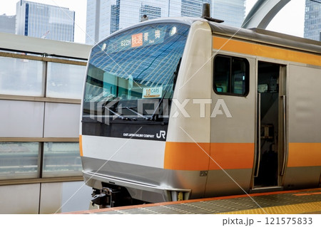 東京駅、中央線ホームに停車中のE233系電車 東京駅、中央線ホームに停車中のE233系電車 121575833